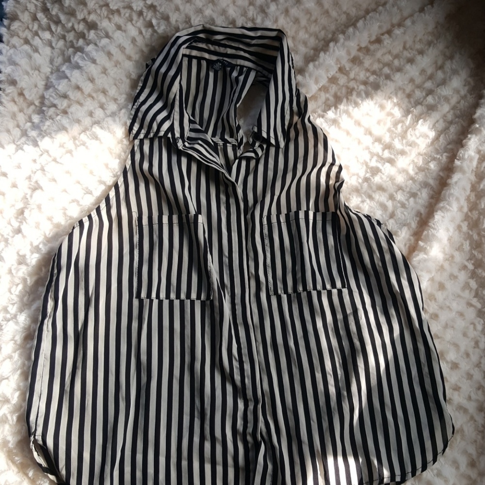 Sleeveless button up collared shirt