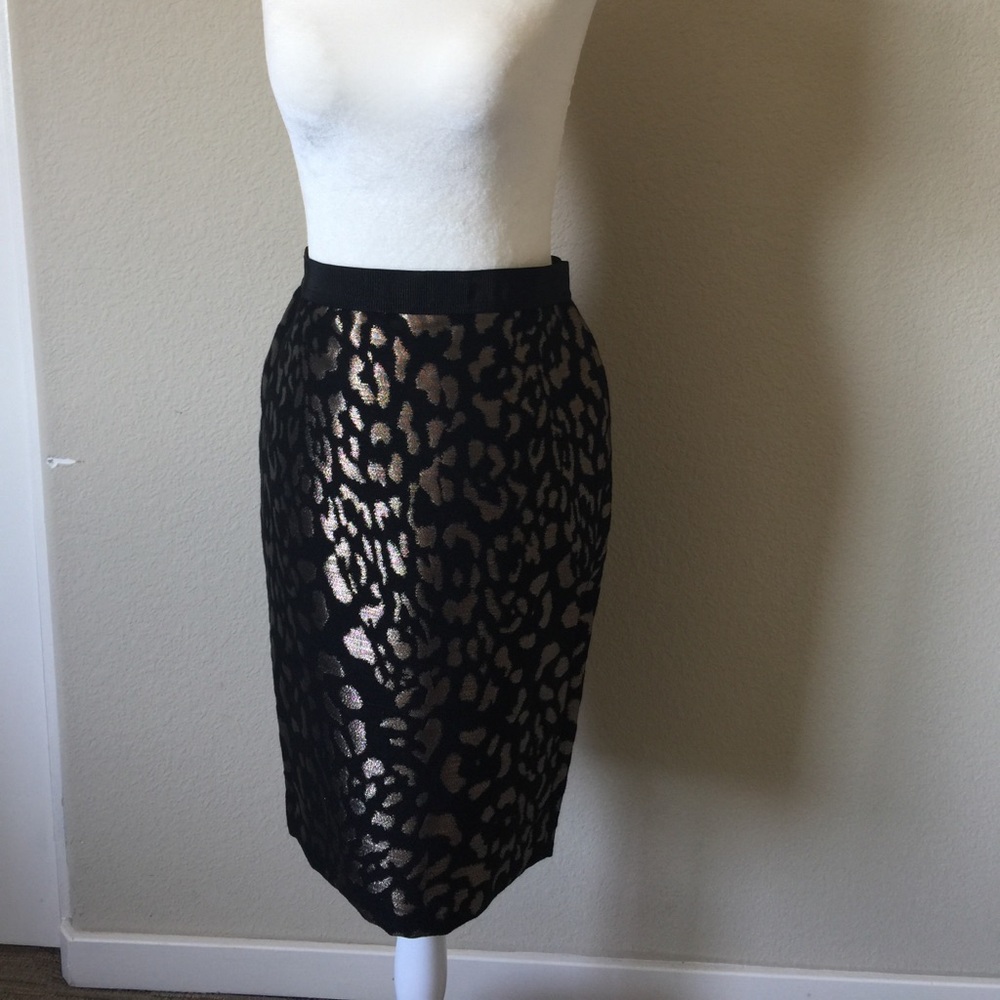 Ann Taylor Pencil Skirt - Size 0. Black & Gold.
