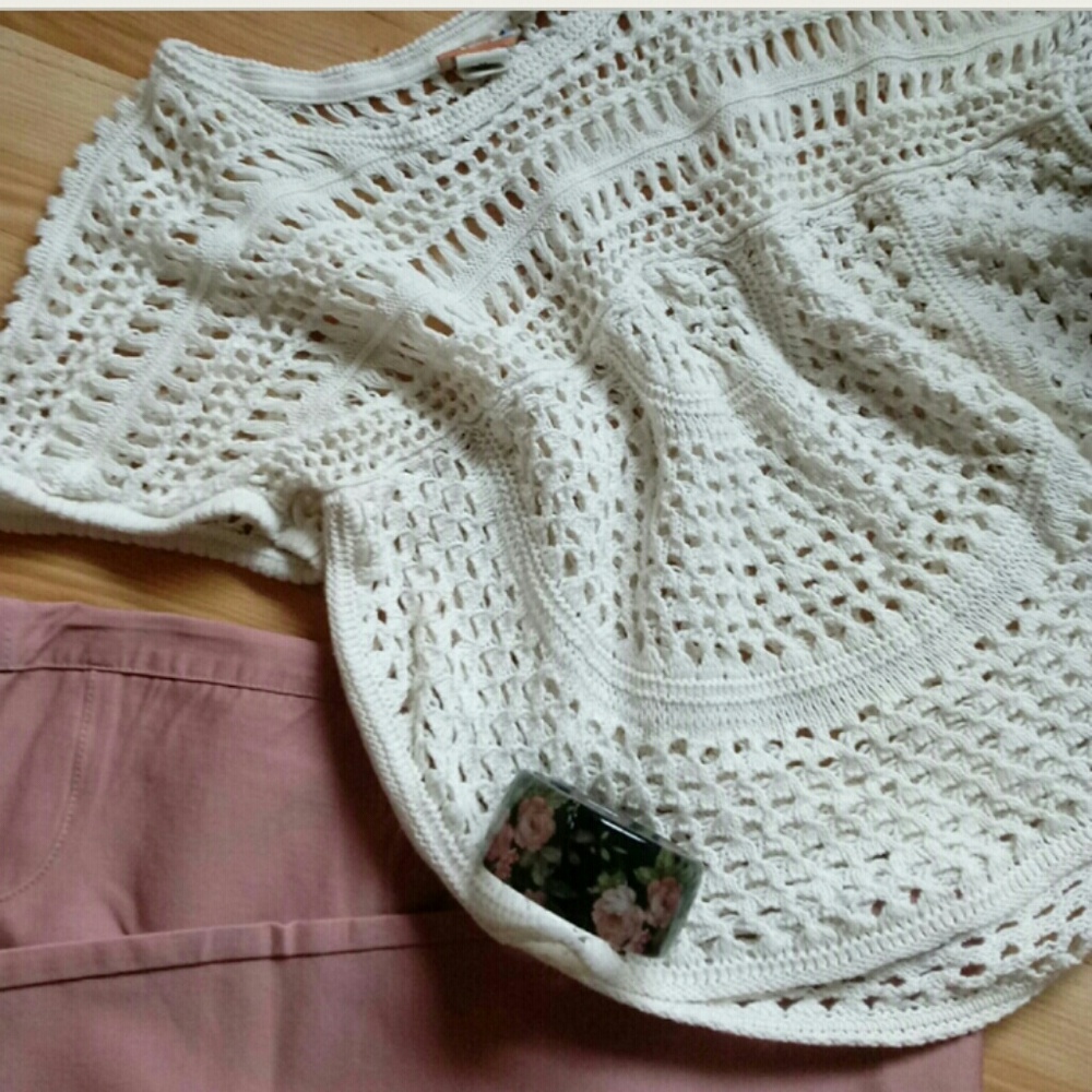 Size Medium Mudd brand, off white crochet top