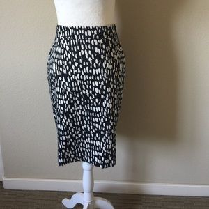 Ann Taylor Pencil Skirt - Size 0. Black & Ivory.