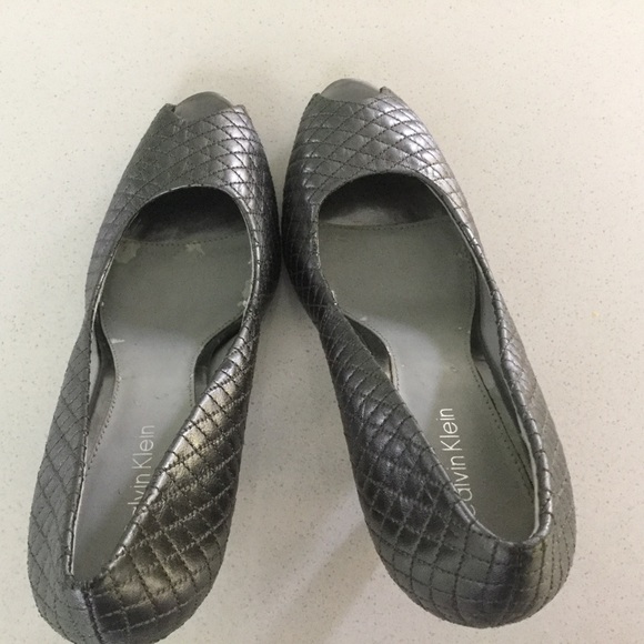 CALVIN KLEIN NEW SAMPLE metallic peep toes SZ 6.5 - Picture 4 of 4