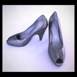 CALVIN KLEIN NEW SAMPLE metallic peep toes SZ 6.5