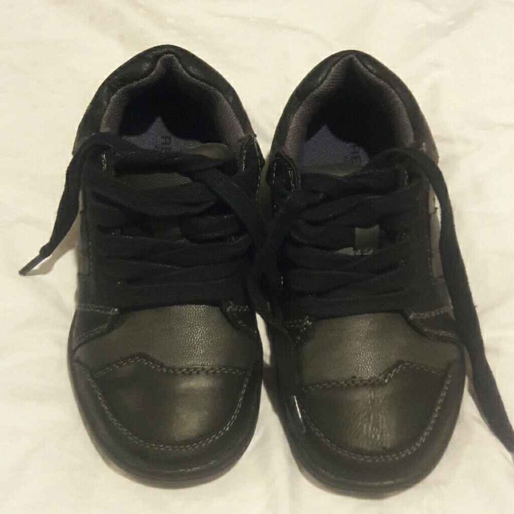 Kenneth Cole Reaction Uniform Black Tennie Shoes