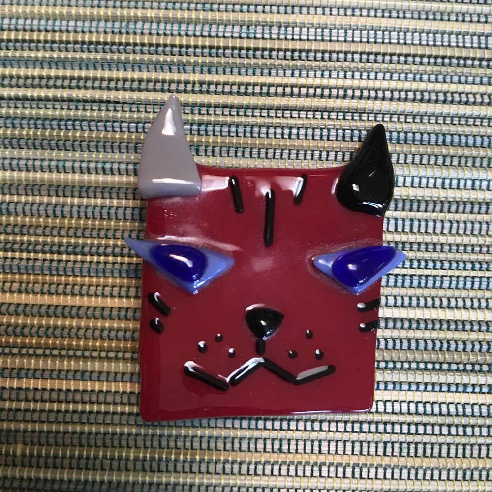 🍒Handmade whimsical glass cat brooch, vintage🍒