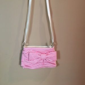 Bow front cross body