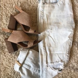 Acid wash distressed boyfriend jeans
