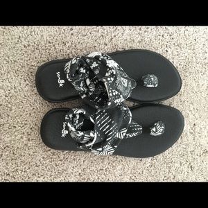 Sanuk yoga sandals