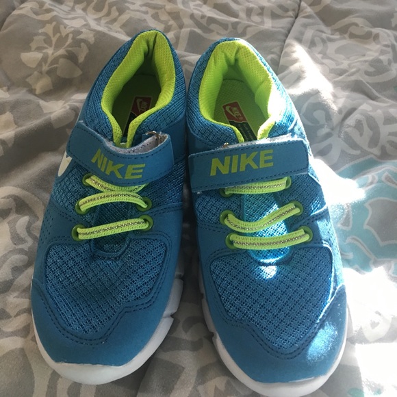 Other - Girls Nike victory sneakers NWOT