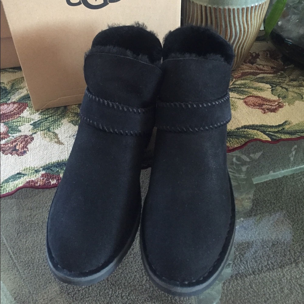 NEW UGG MCKAY. BLACK - Picture 3 of 7