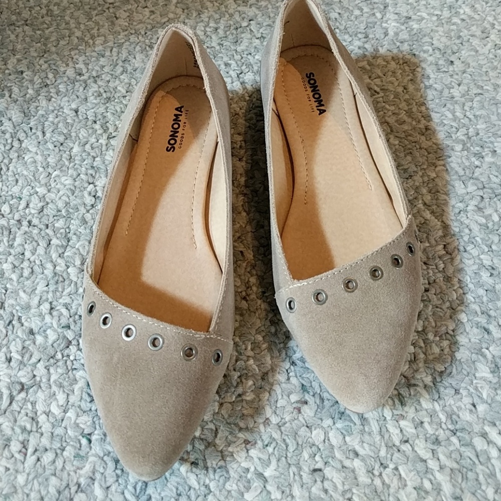 Flat dress shoes