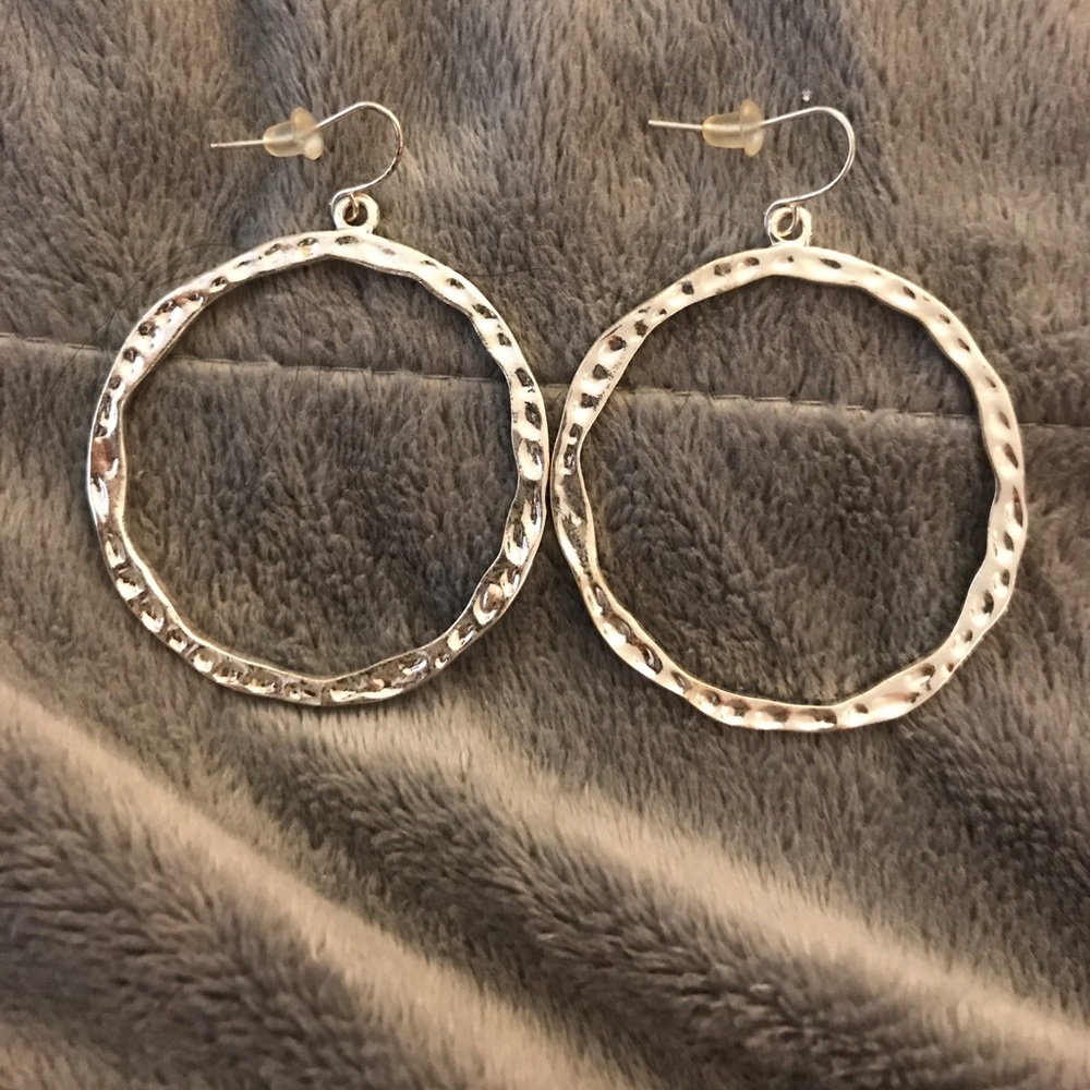 Pressed metal hoop earrings ❤️❤️❤️