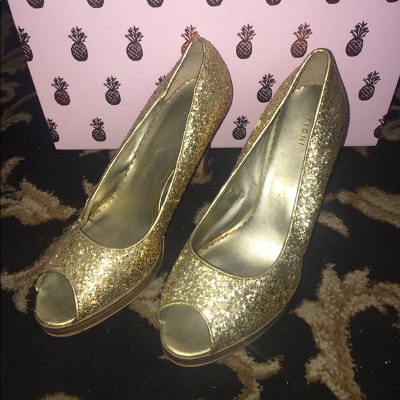 Fioni Shoes - Gold Glittery Sequin stacked heels! ✨
