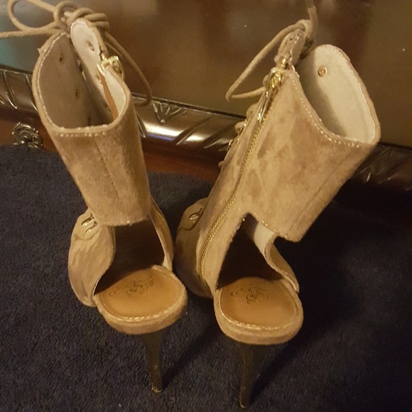 Heels - Picture 2 of 4