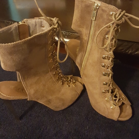 Heels - Picture 4 of 4