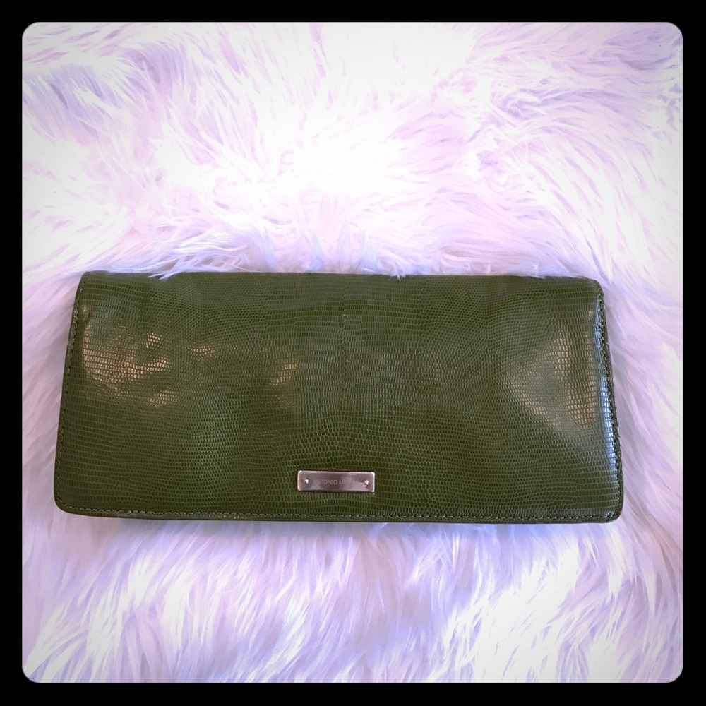 Super cute green clutch!