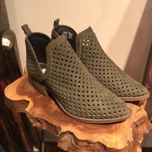 Steve Madden Anney olive green ankle booties. 😍