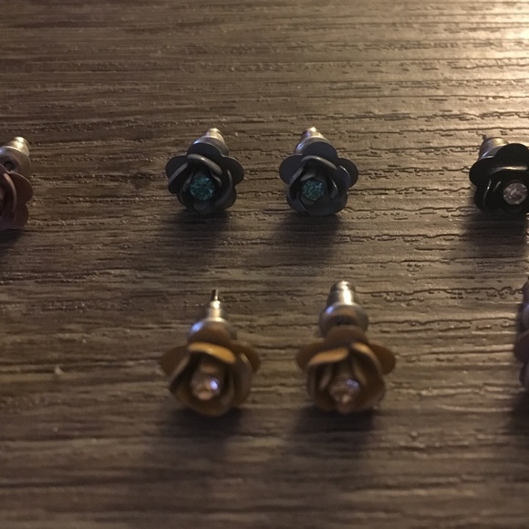 Set of 6 rose stub earrings - Picture 3 of 4