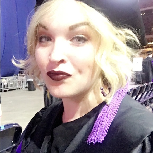 Meet your Posher, Amanda - Picture 2 of 4