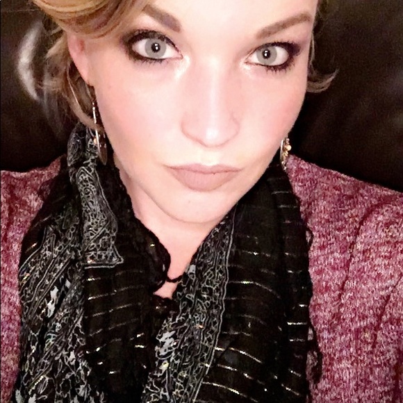 Meet your Posher, Amanda - Picture 3 of 4