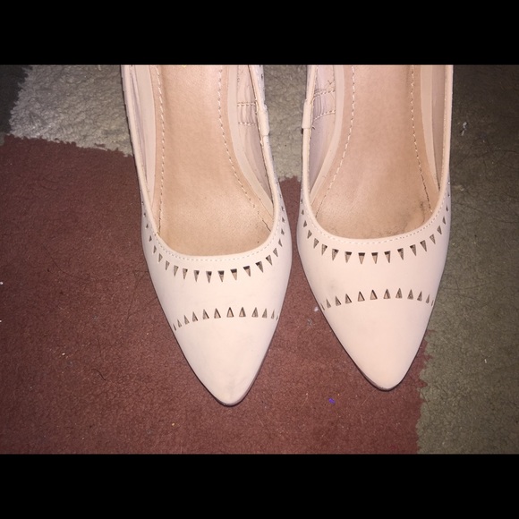 Tan heels - Picture 2 of 3