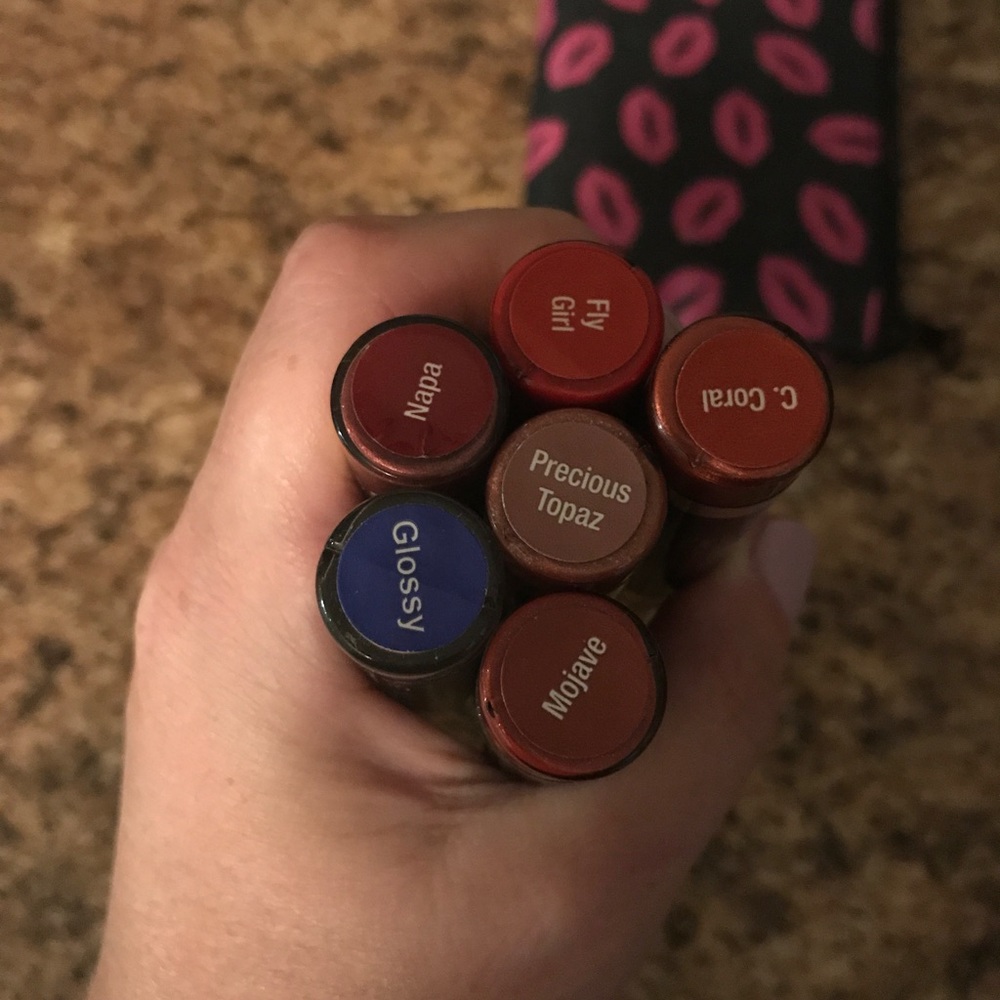 5 lipsense colors and 1 gloss