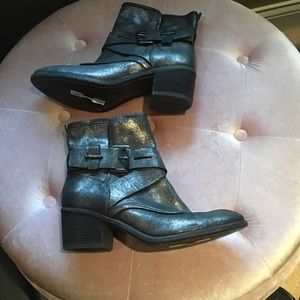 Absolutely beautiful Donald Pliner Metallic boots!