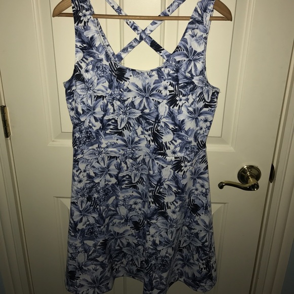 Floral pattern cross back dress - Picture 1 of 3