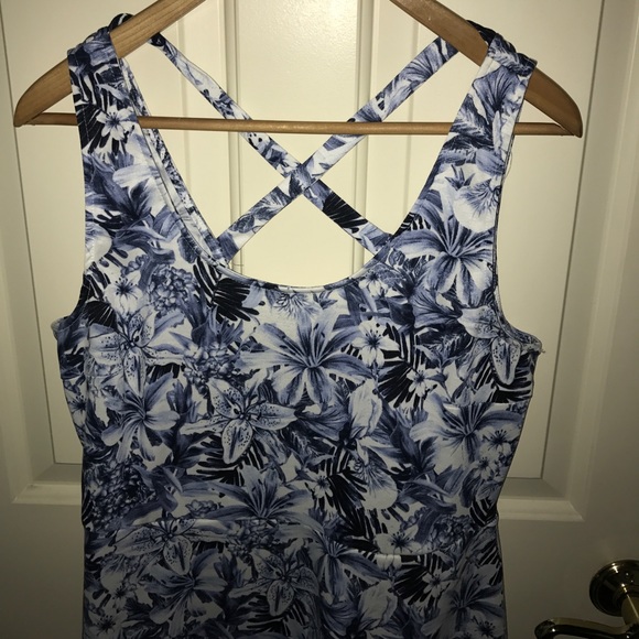 Floral pattern cross back dress - Picture 2 of 3