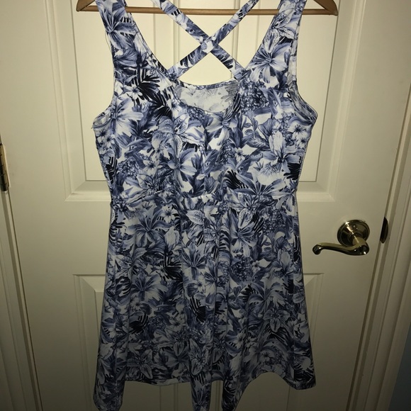 Floral pattern cross back dress - Picture 3 of 3
