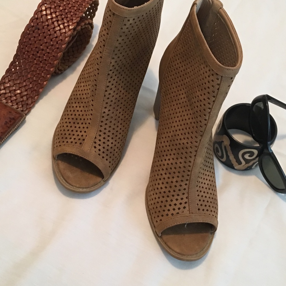 Your suede supply in fabulous shoes! - Picture 2 of 7