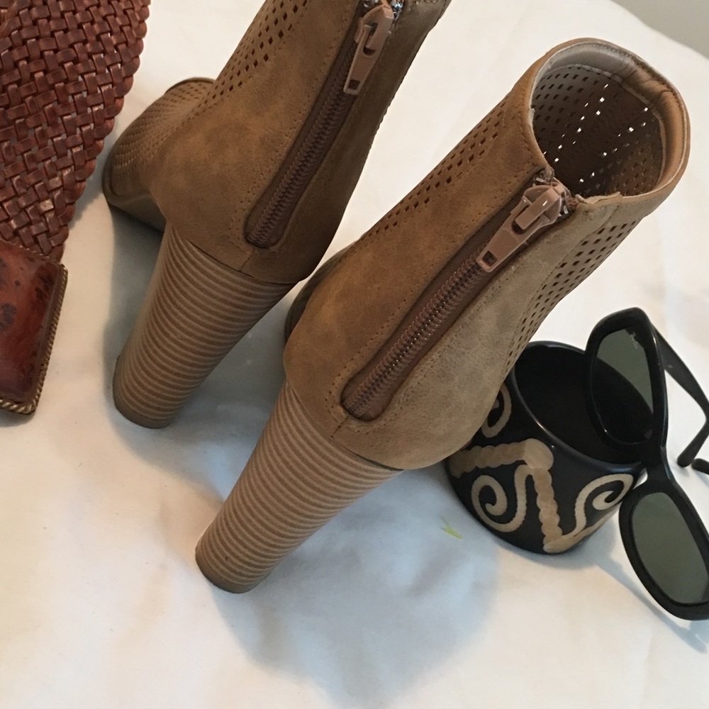 Your suede supply in fabulous shoes! - Picture 6 of 7