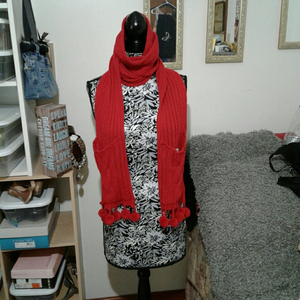 Scarf with pockets