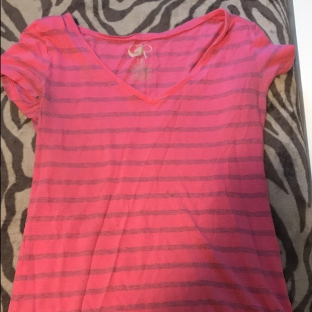 Pink tshirt.