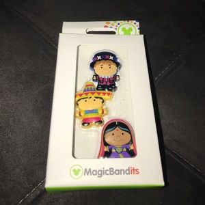 Disney MagicBand MagicBandits "It's A Small World"