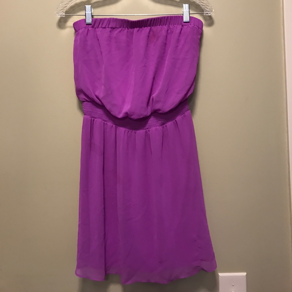 Adorable strapless dress!