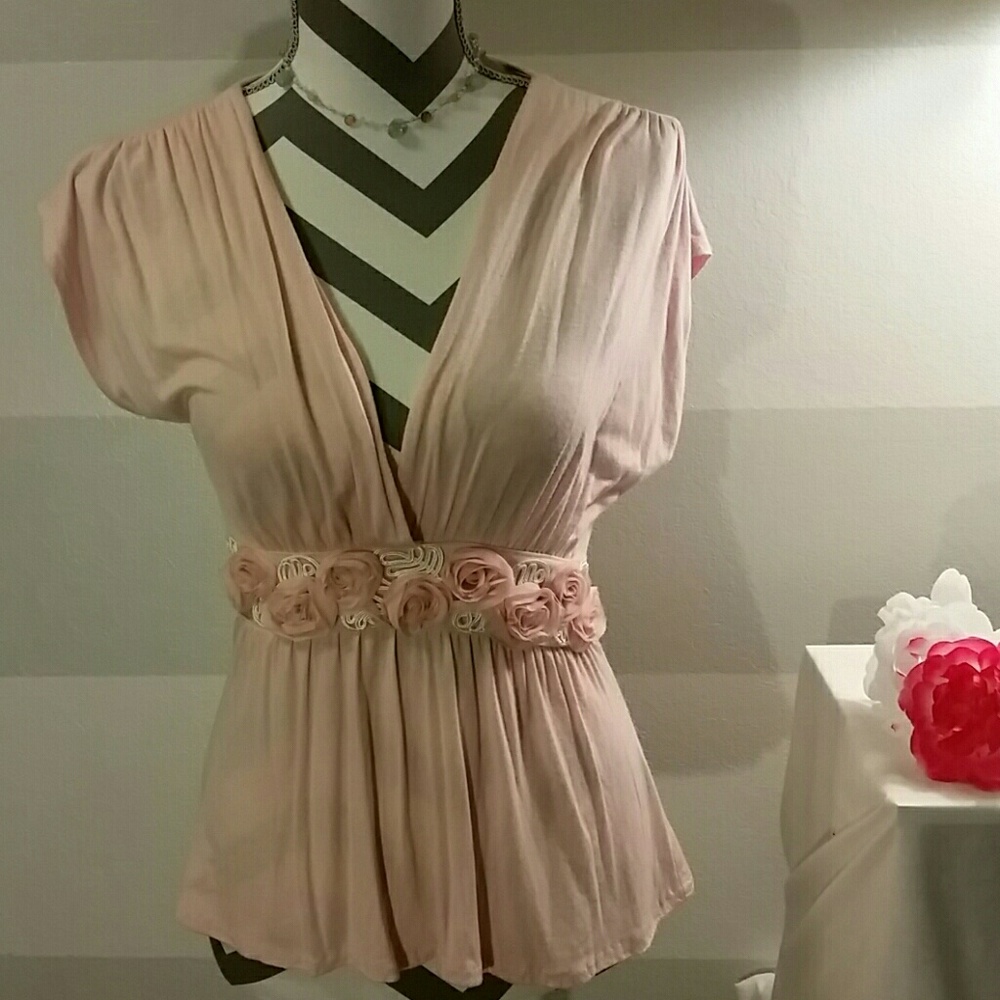$ SALE Light pink v-neck w/flower detail