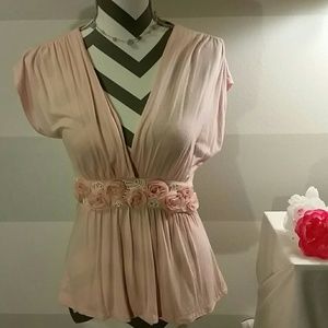 $ SALE Light pink v-neck w/flower detail
