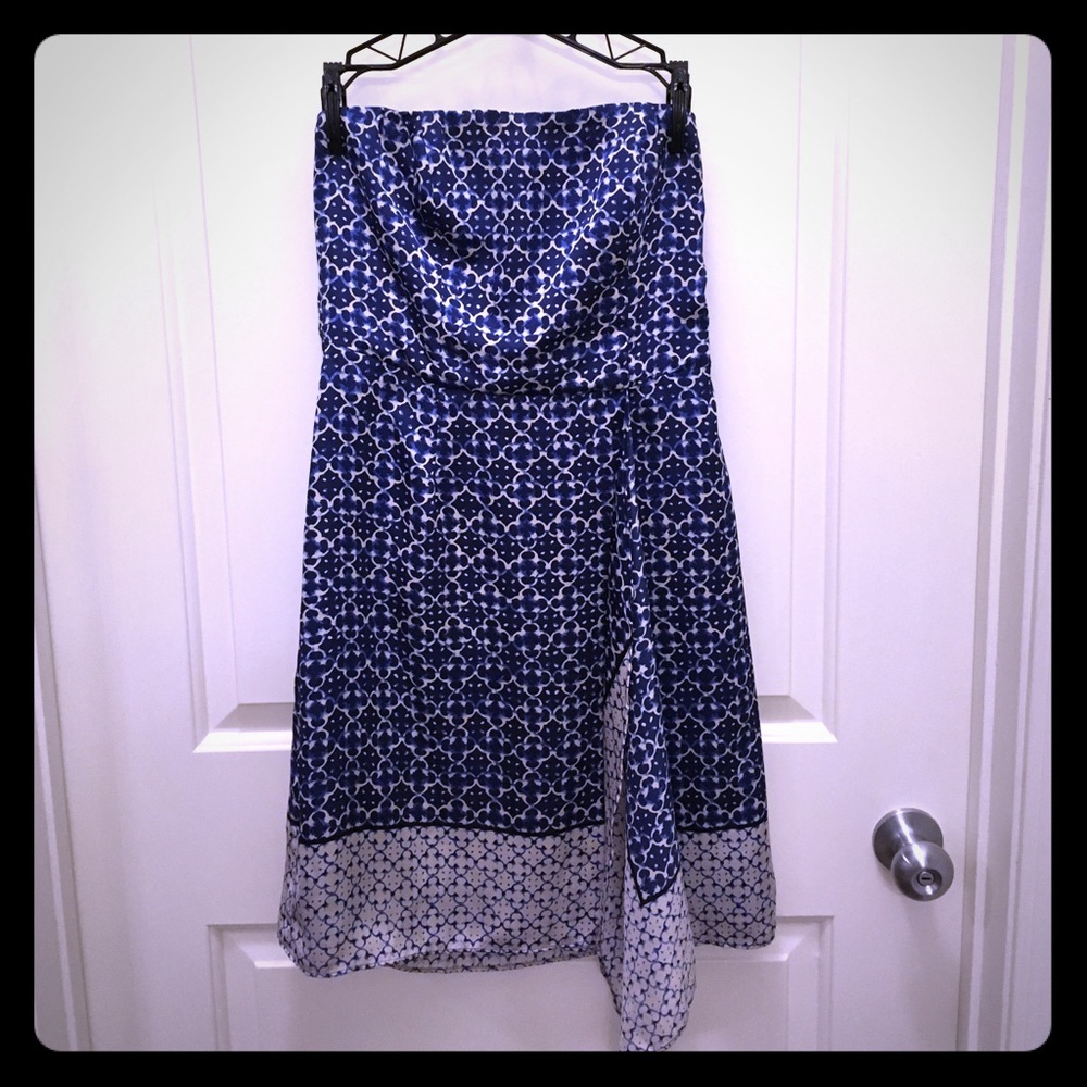 Blue patterned strapless dress