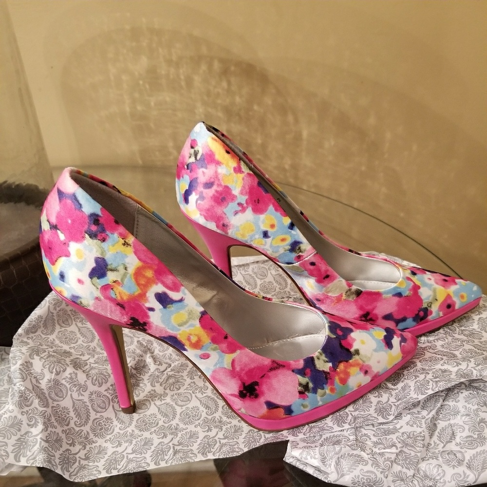 Beautiful Pink floral heels💟