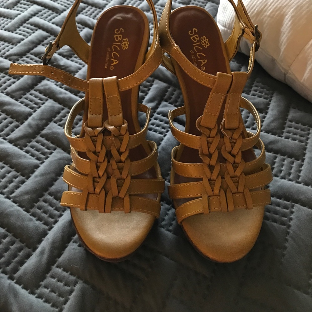 Wedge yellow strap heels