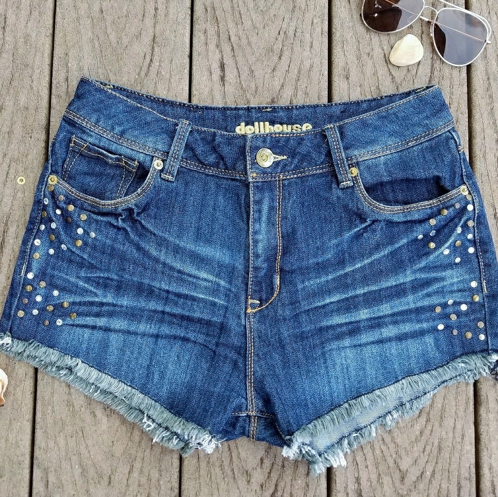 ⬇🎉Dollhouse Studded Denim shorts