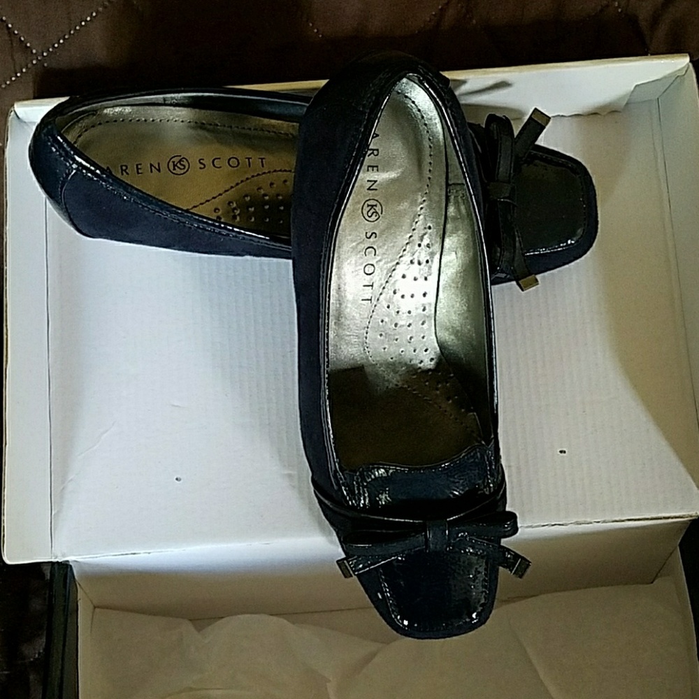 Karen Scott Pumps