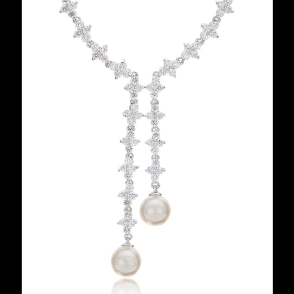 A showstopping bridal necklace with dual pearls