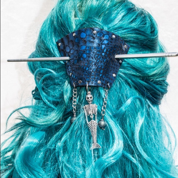 Mermaid skeleton leather hair clip - Picture 3 of 3