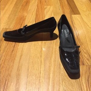 Black patent kitten heels