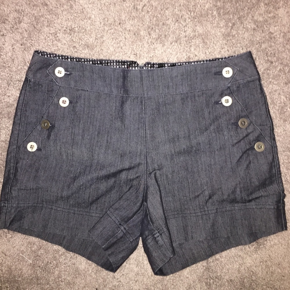 Buttoned jean shorts