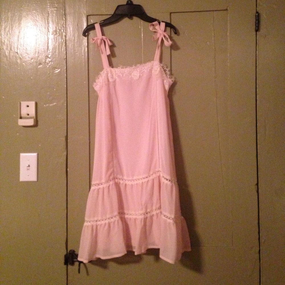 Divided H&M pink bow dress with white lace