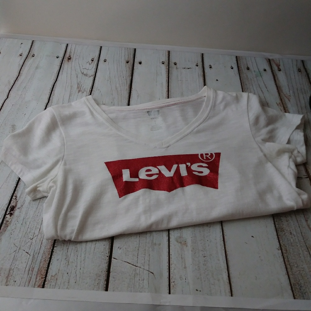 Levi's tshirt