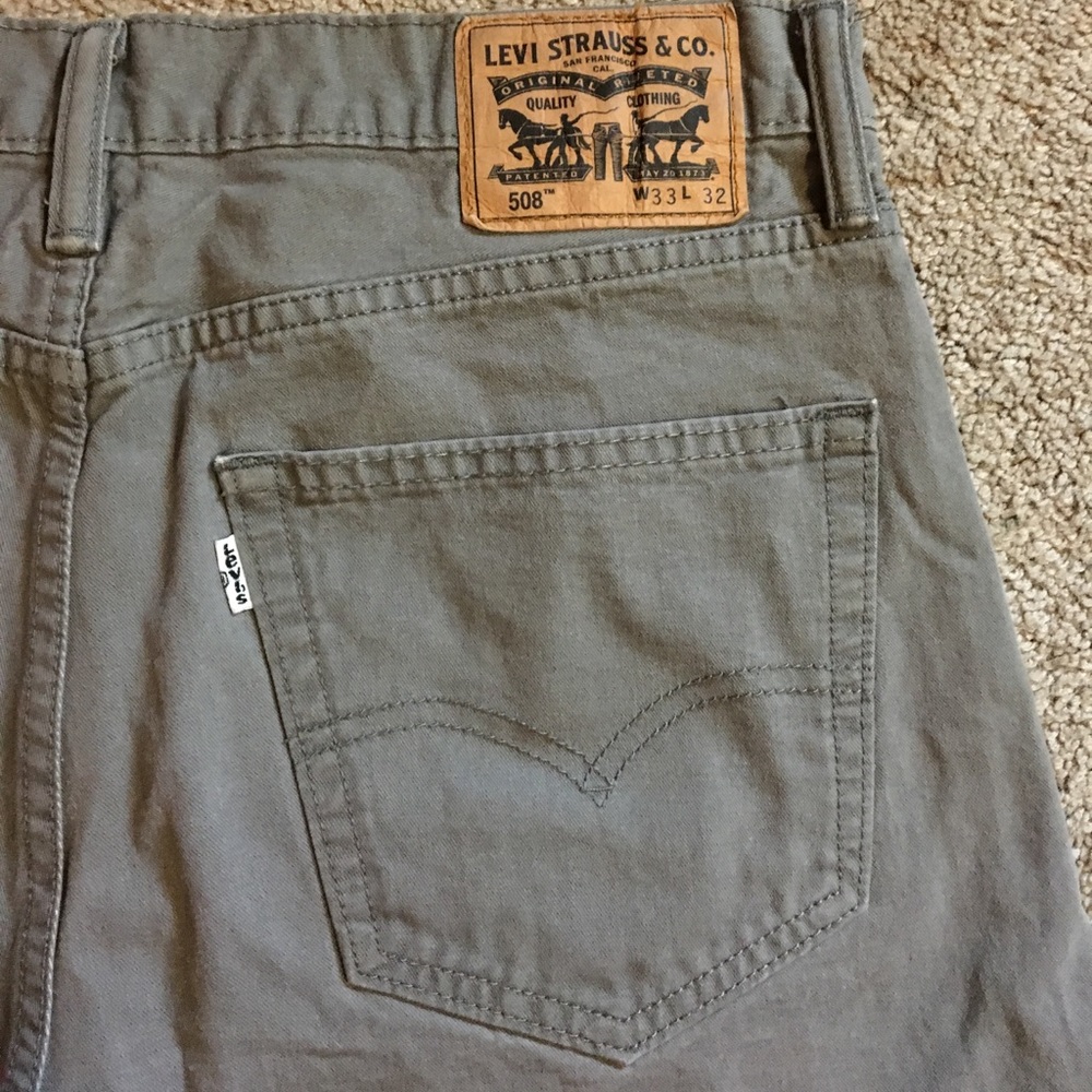 Light gray Levi's jeans