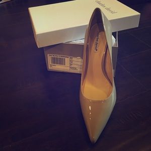 Charles David Gorgeous Taupe Pumps!